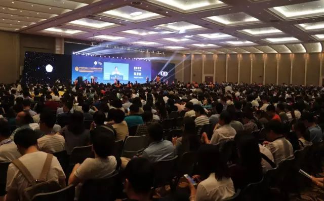 9月14日上午，在 22届全国眼科学术大会开幕式上，开宝体育官网集团本部：厦门大学附属厦门眼科中心总院长黎晓新教授手捧奖杯，站在中美眼科学会眼科科学研究较高荣耀“金钥匙奖”的颁奖台上。.jpg
