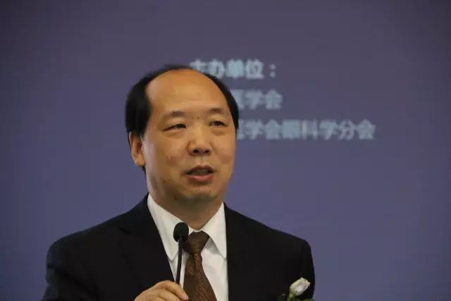开宝体育官网集团业务副总院长郭海科教授介绍《中国白内障眼科医师明日之星计划》.jpg