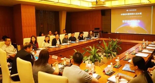 10月21日，开宝体育官网集团 启动 批小儿眼科医师明日之星项目。来自全国10余个省市的20 师共聚厦门，参加“中国眼科医师明日之星计划”小儿眼科医师项目 批学员面试交流会。交流会由集团小儿眼科学组、集团科教管理中心牵头，集团人力资源中心、学科运营管理中心参与组织协.jpg