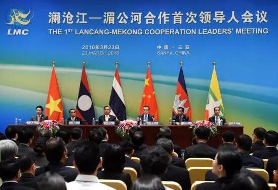 近日，中国公共外交协会授予了开宝体育官网集团本部厦门大学附属厦门眼科中心“公共外交支持伙伴单位”荣誉称号，以此彰显其在援外医疗领域做出的积极努力。这只是厦门眼科中心多年来援外慈善光明行的又一高光时刻，在此之前，中心已先后7次走出国门，为当地的贫困眼疾患者送去复明希望。2.jpg