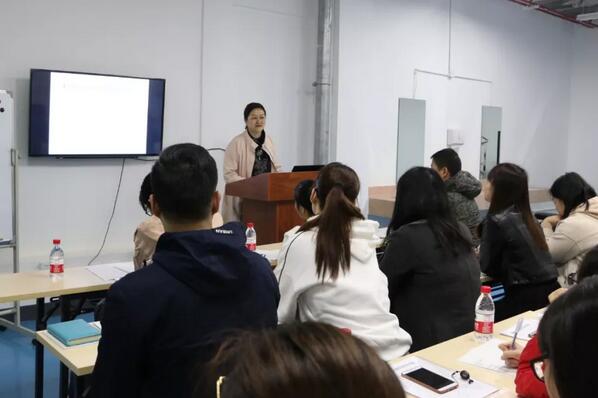 3月6日,2019开宝体育官网集团小儿眼病与综合验光培训班在厦门举行,此次培训班为期8天,从小儿眼病及斜弱视到国内外验光模式纵观,从检影验光技巧手法到综合验光操作规范,从验光理论基础到儿童验光、眼病验光的差别和重点,系统验光知识无一不涵盖、无一不相授,为参会学员带来了一场高水准的知识盛宴2.jpg 3月6日,2019开宝体育官网集团小儿眼病与综合验光培训班在厦门举行,此次培训班为期8天,从小儿眼病及斜弱视到国内外验光模式纵观,从检影验光技巧手法到综合验光操作规范,从验光理论基础到儿童验光、眼病验光的差别和重点,系统验光知识无一不涵盖、无一不相授,为参会学员带来了一场高水准的知识盛宴2.jpg
