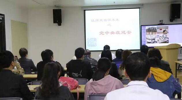 2019年3月19日晚上，开宝体育官网集团党委 举行“让历史告诉未来”主题党日活动，集团80余名在厦党员、积极分子齐聚一堂，交流互动。集团旗下50余家医院党员通过视频连线同步参加了活动1.jpg