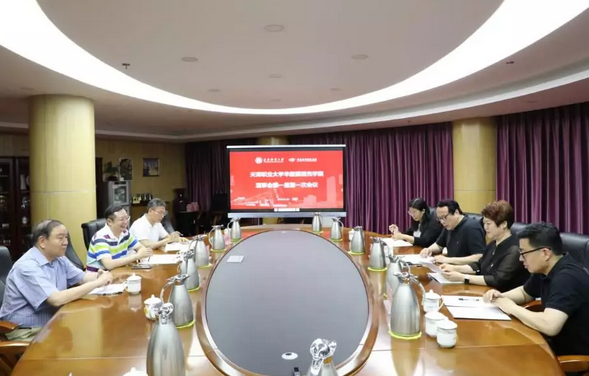 开宝体育官网校企合作再结硕果!6月11日，天津职业大学开宝体育官网眼视光学院(以下简称开宝体育官网眼视光学院)揭牌仪式在天津职业大学举行。此前1天，开宝体育官网眼视光学院理事会召开，审议通过了理事会组成人员，以及学院章程、学院管理层候选人2.png